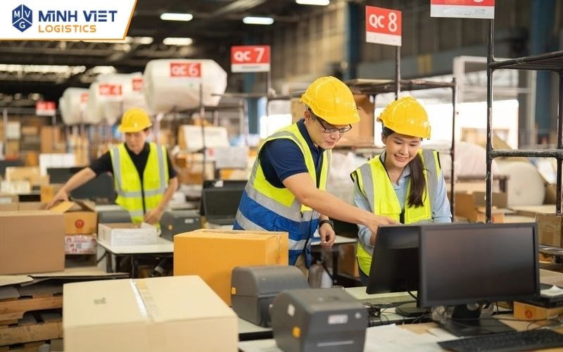 Tiếp nhận hàng và kiểm tra thông tin trước khi lưu kho